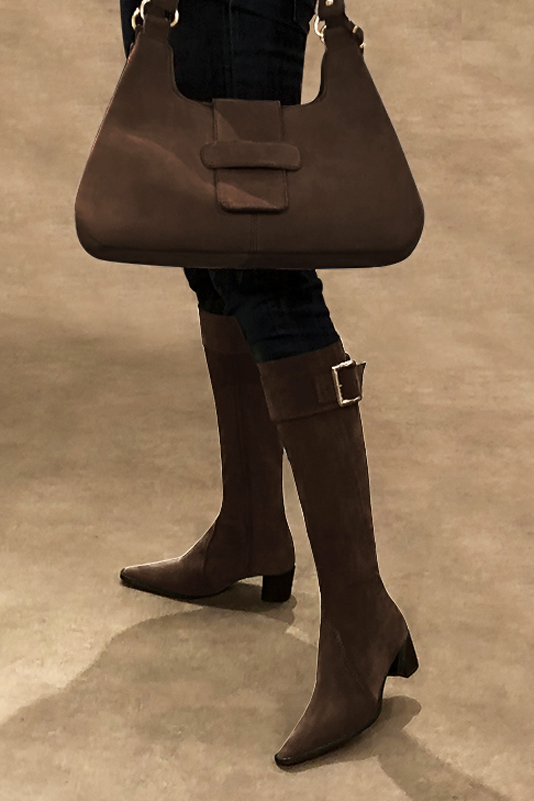 Dark brown women's feminine knee-high boots. Tapered toe. Medium block heels. Made to measure. Front view - Florence KOOIJMAN